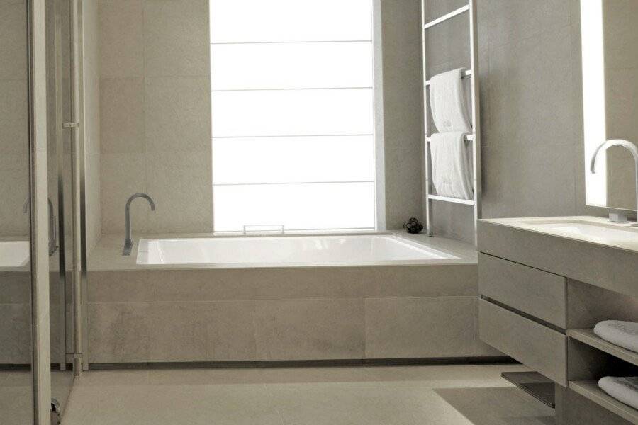 Armani Hotelo bathtub