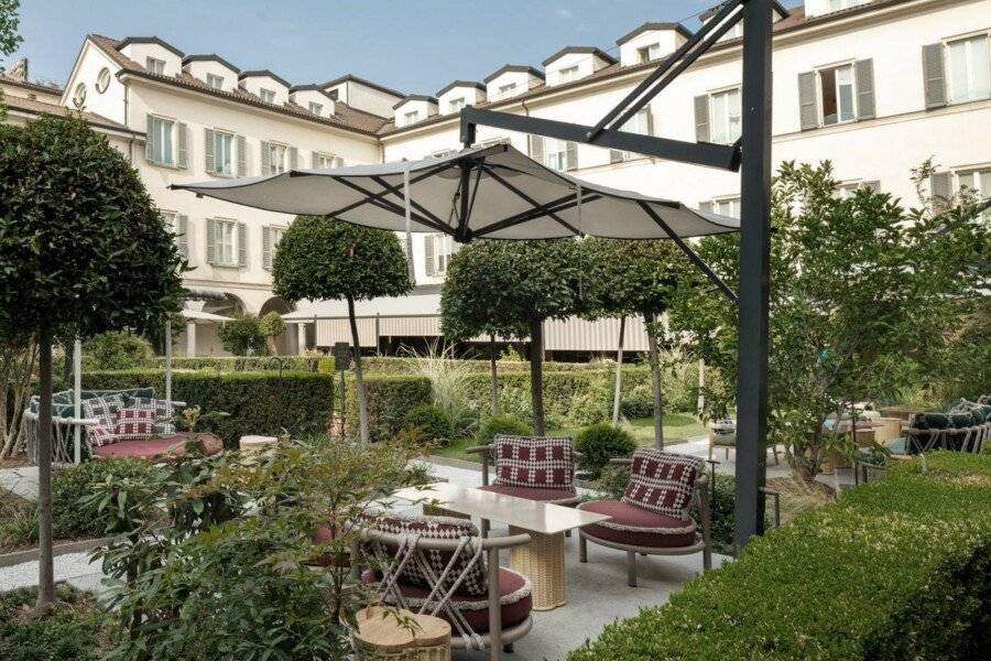 Four Seasons Hotel Milano garden, hotel facade