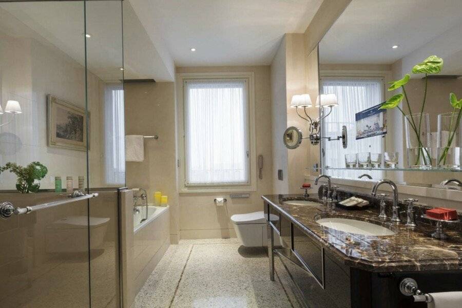 Palazzo Parigi Hotel & Grand Spa - LHW bathtub