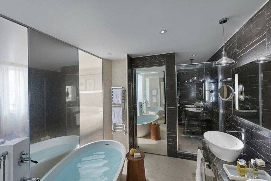 Mandarin Oriental, Milan bathtub,spa,hotel bedroom