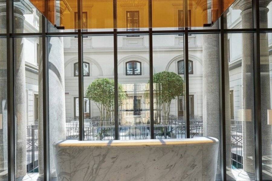 Mandarin Oriental, Milan lobby,front desk