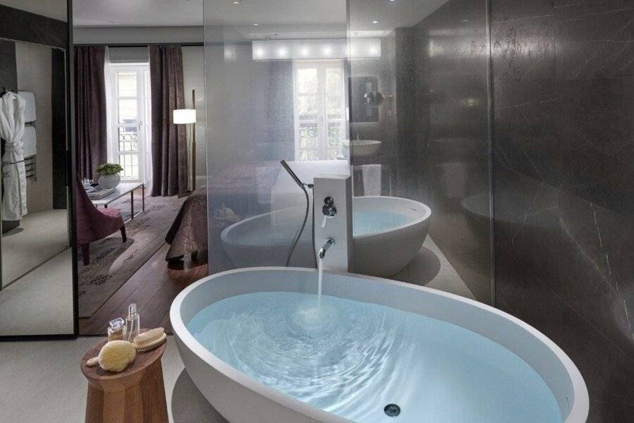 Mandarin Oriental, Milan bathtub,hotel bedroom