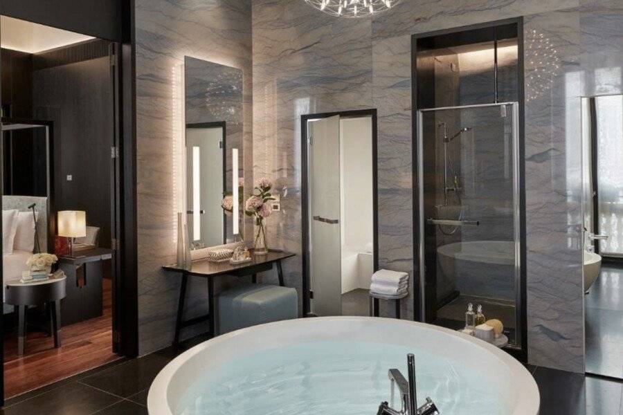 Mandarin Oriental, Milan bathtub,spa