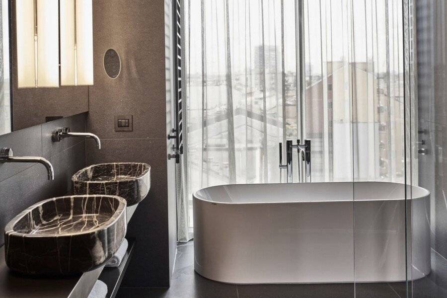 Hotel VIU Milan bathtub