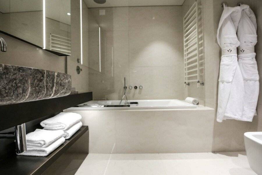 Hotel VIU Milan bathtub