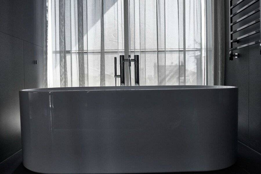 Hotel VIU Milan bathtub