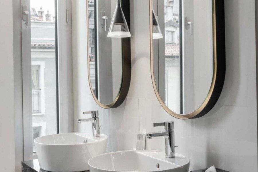 Radisson Collection Hotel, Santa Sofia Milan bathtub