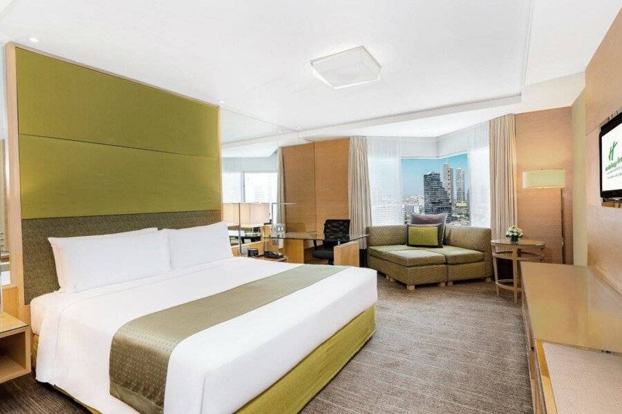 Holiday Inn Bangkok Silom, an IHG Hotel hotel bedroom