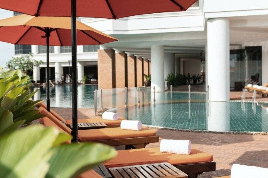 lebua at State Tower outdoor pool,spa