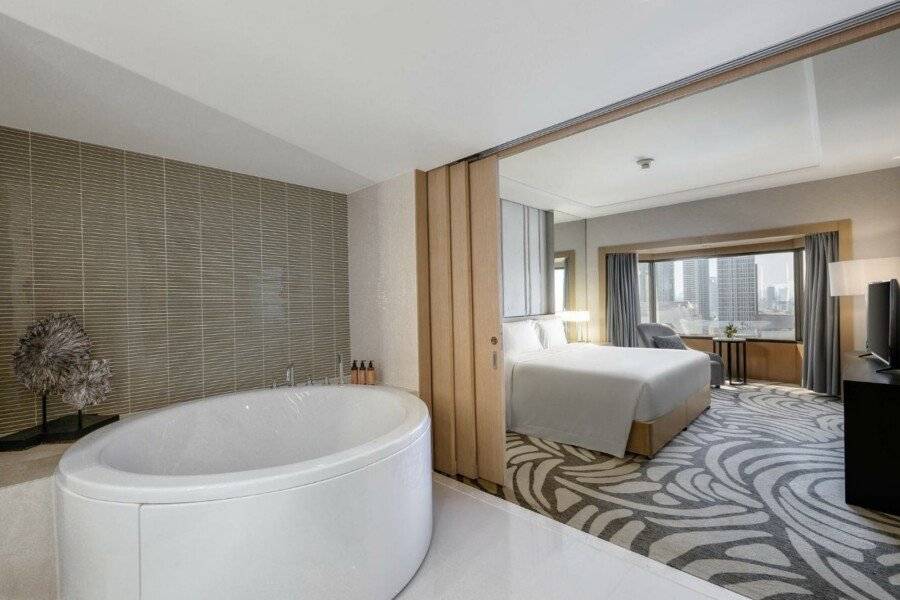 Centara Grand at Central Plaza Ladprao hotel bedroom,bathtub