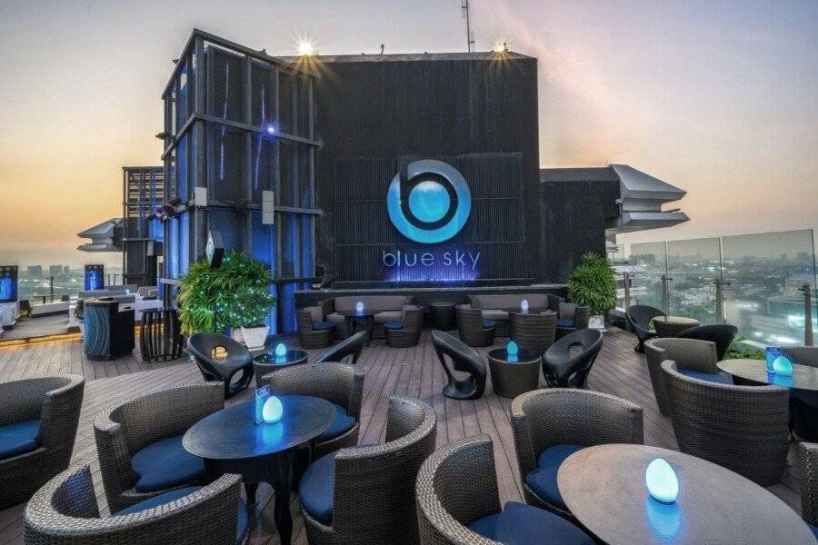 Centara Grand at Central Plaza Ladprao rooftop pool,bar