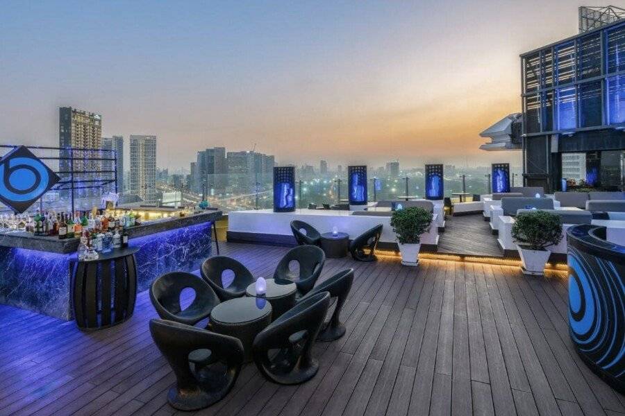 Centara Grand at Central Plaza Ladprao rooftop pool,bar,ocean view