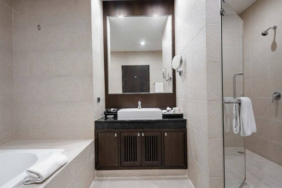 Grand Mercure Bangkok Asoke Residence bathtub