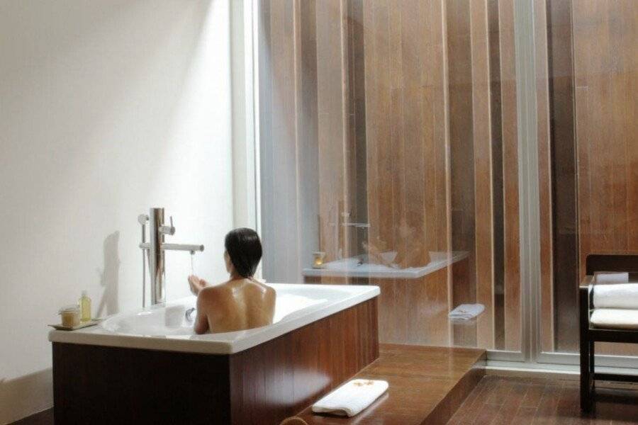 COMO Metropolitan Bangkok spa,bathtub