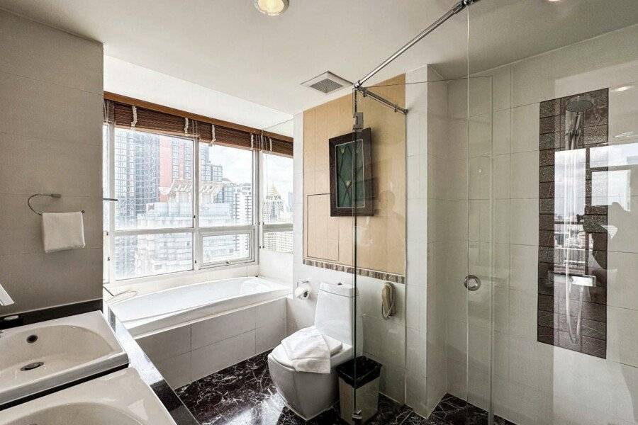 Urbana Sathorn Hotel bathtub