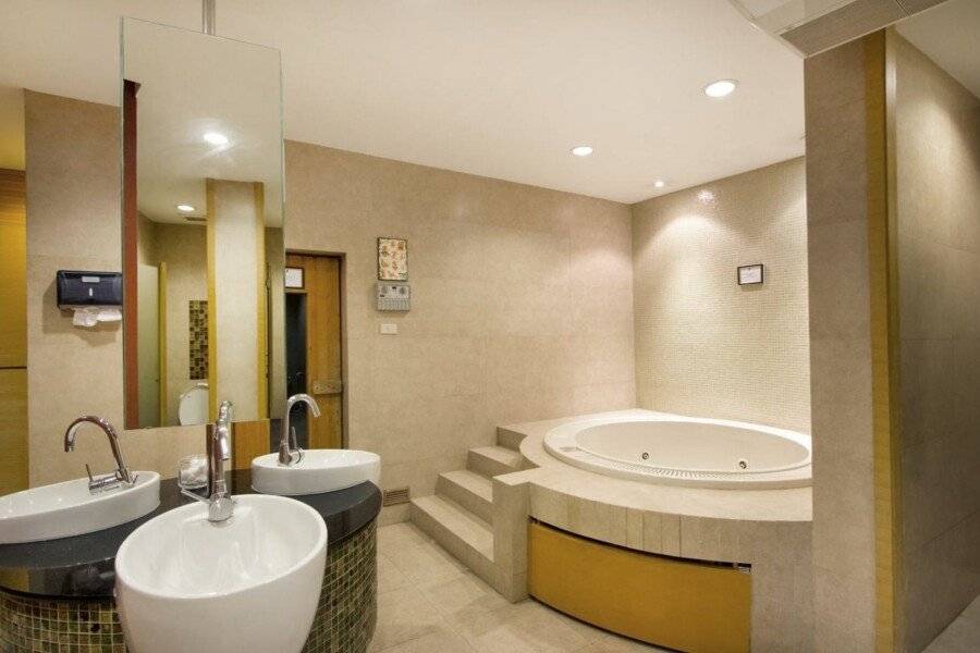 Urbana Sathorn Hotel bathtub,jacuzzi