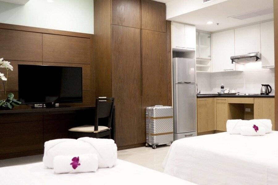 FuramaXclusive Sathorn hotel bedroom,kitchen