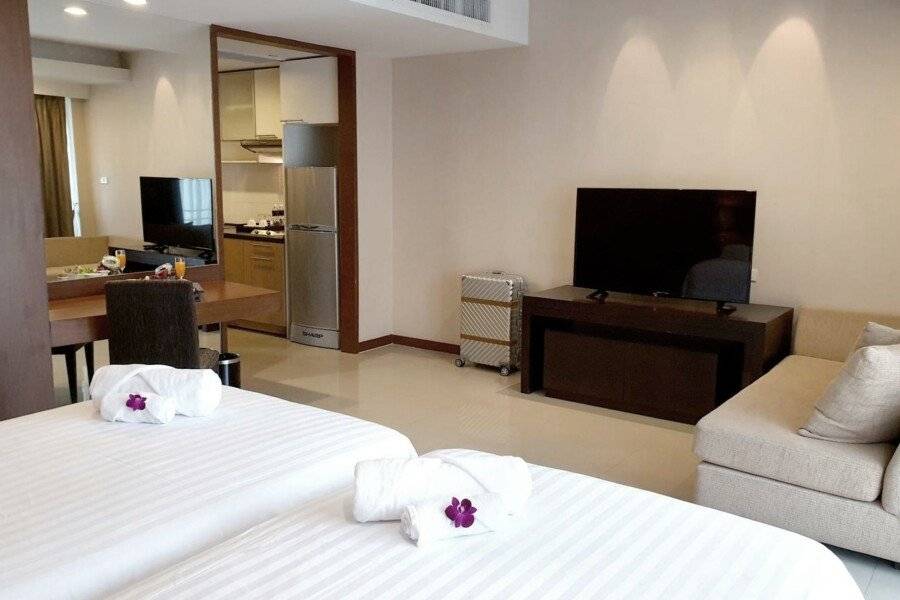 FuramaXclusive Sathorn hotel bedroom,kitchen