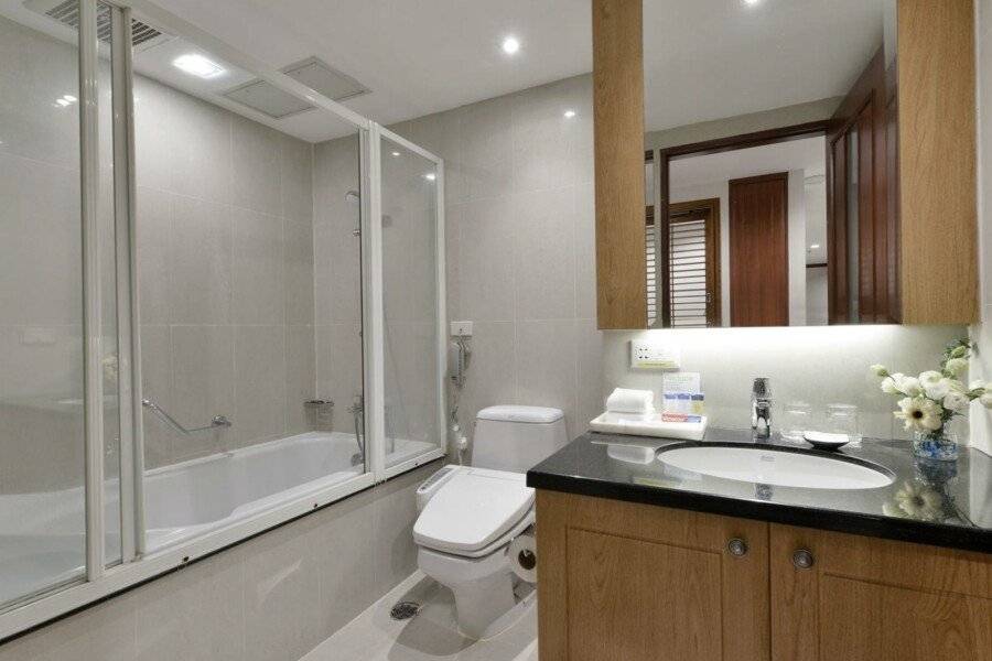 Centre Point Sukhumvit Thong-Lo bathtub