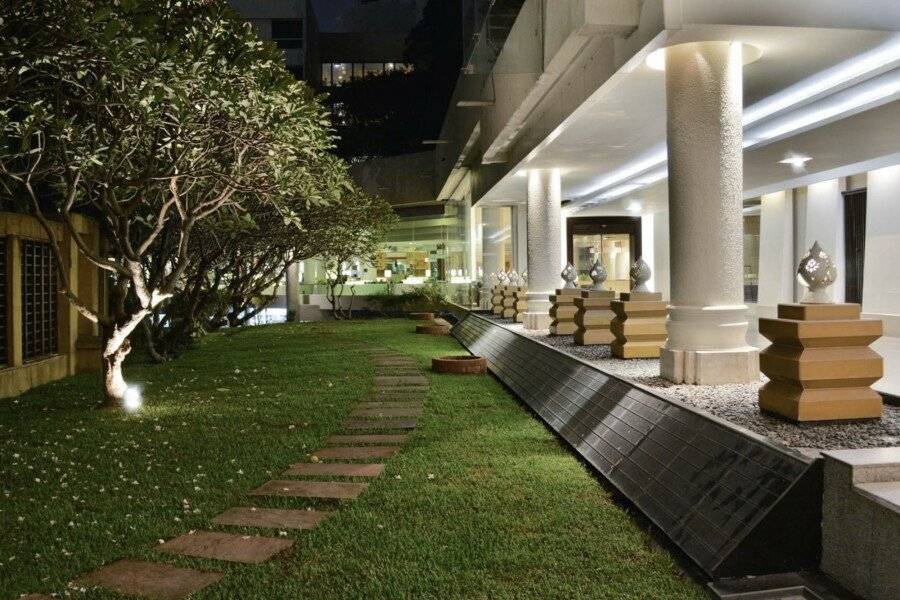 Rama Gardens Hotel Bangkok - SHA Plus Certified garden