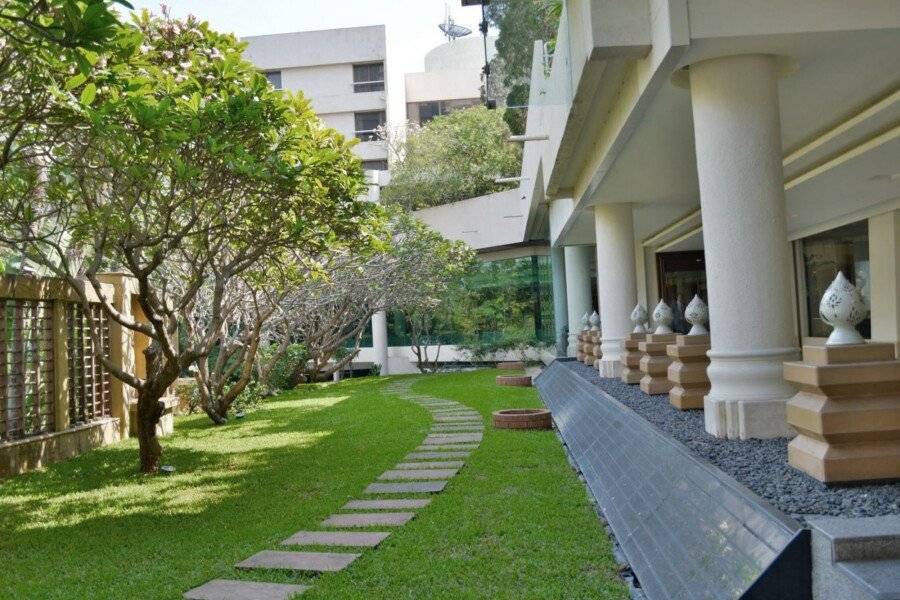 Rama Gardens Hotel Bangkok - SHA Plus Certified garden