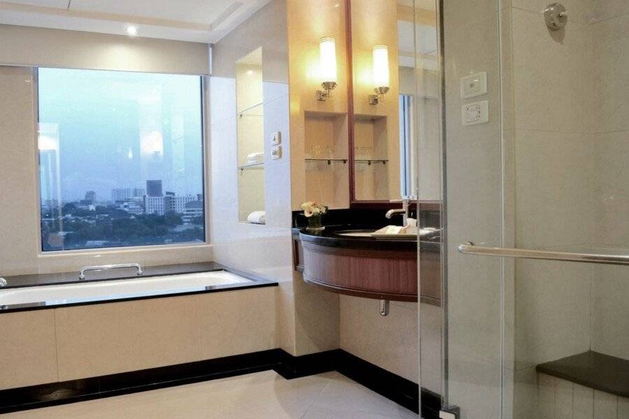 Rama Gardens Hotel Bangkok - SHA Plus Certified bathtub