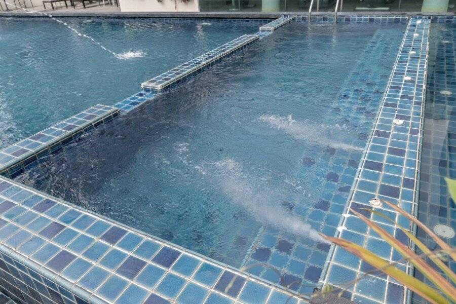 Admiral Premier Bangkok spa, pool