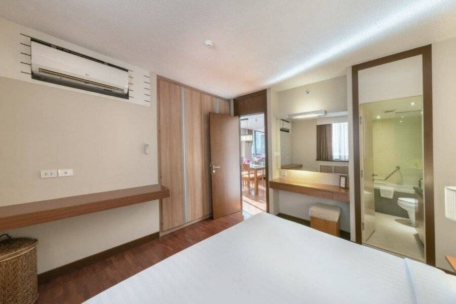 Bandara Suites Silom hotel bedroom