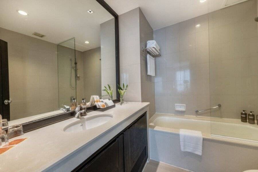 Bandara Suites Silom bathtub