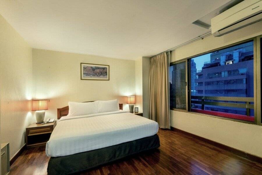 Bandara Suites Silom hotel bedroom