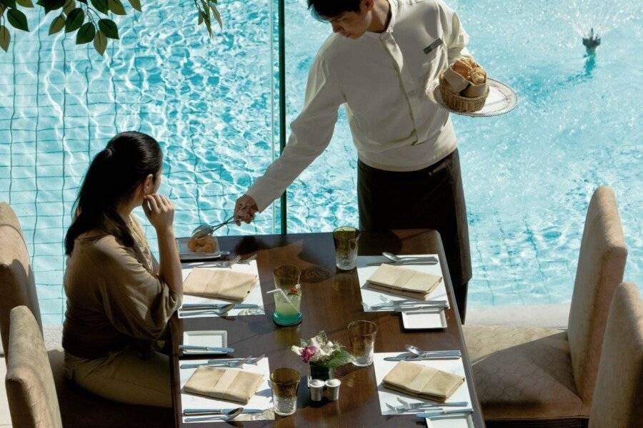 Dusit Princess Srinakarin restaurant, outdoor pool