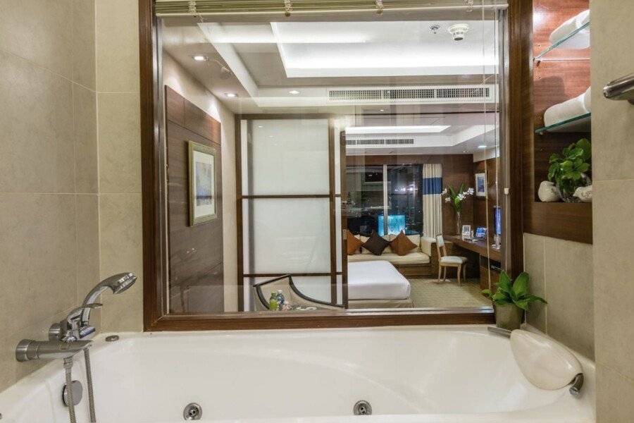 Jasmine City Hotel bathtub