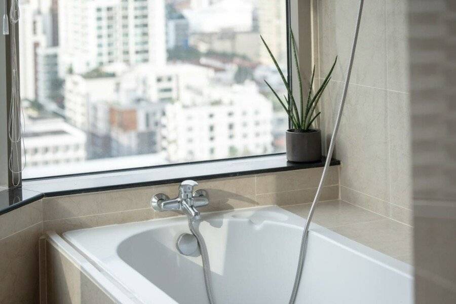 Jasmine City Hotel bathtub,ocean view