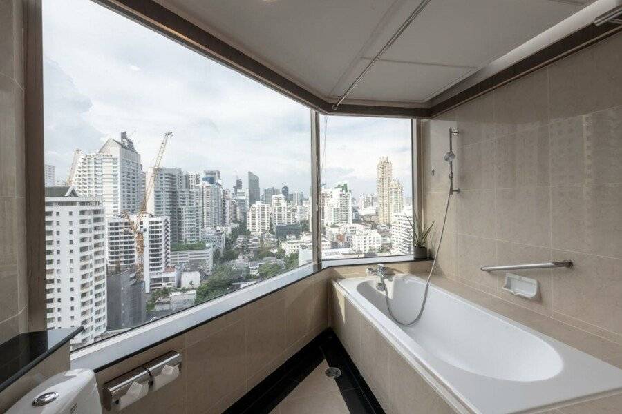 Jasmine City Hotel bathtub,ocean view