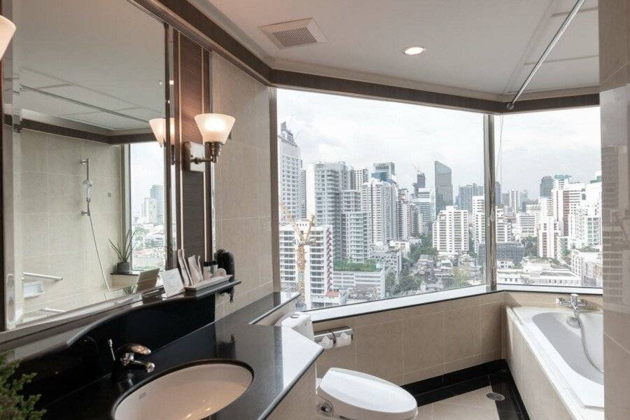 Jasmine City Hotel bathtub,ocean view