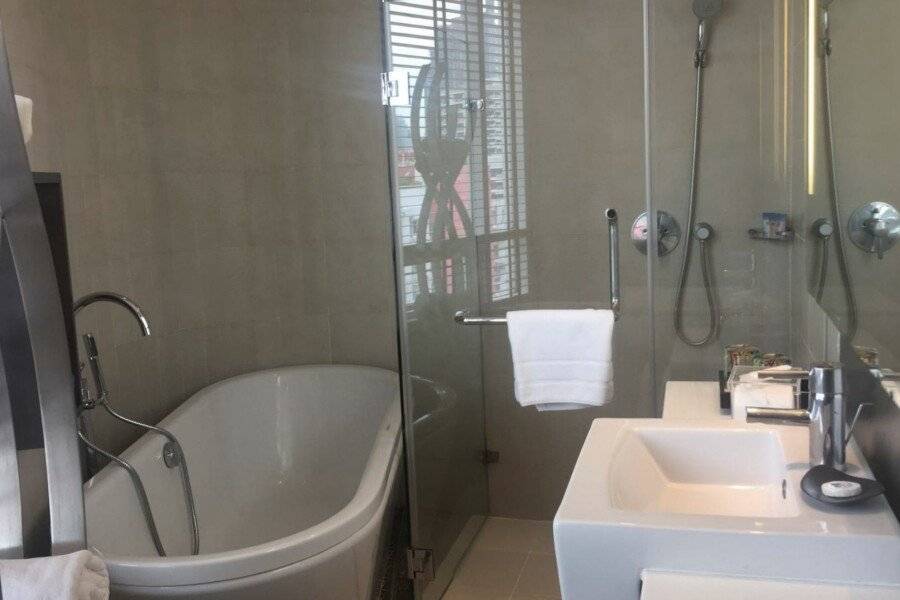 Park Plaza Sukhumvit bathtub