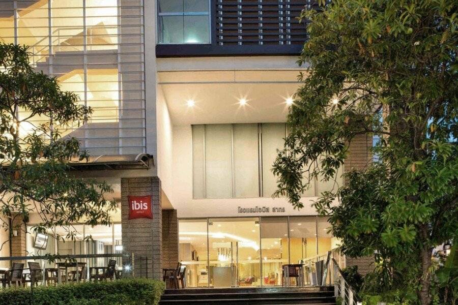 ibis Bangkok Sathorn facade