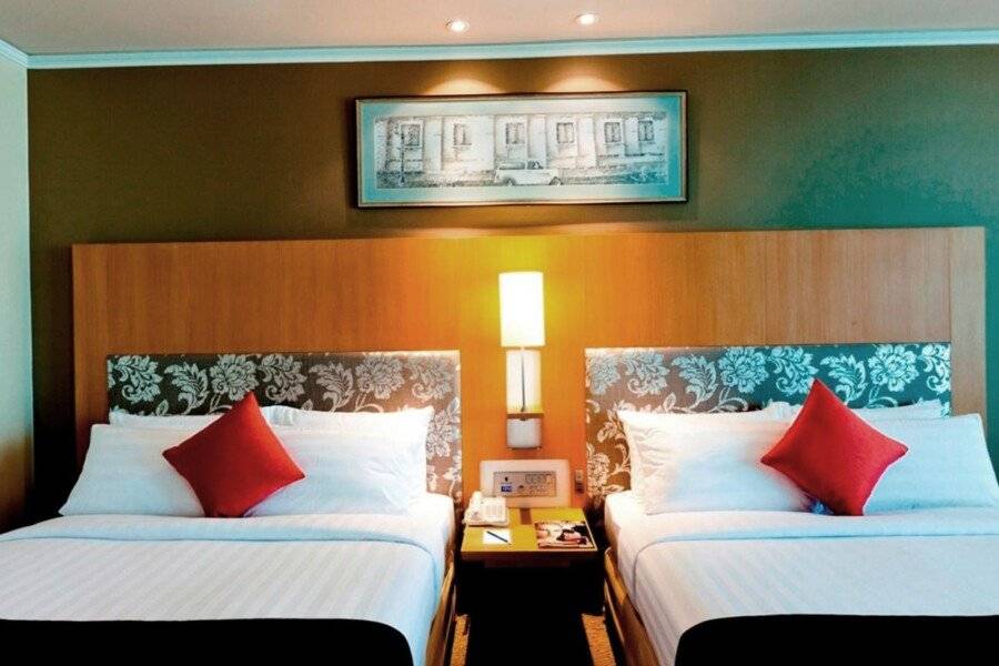 Royal Princess Larn Luang - SHA Extra Plus hotel bedroom