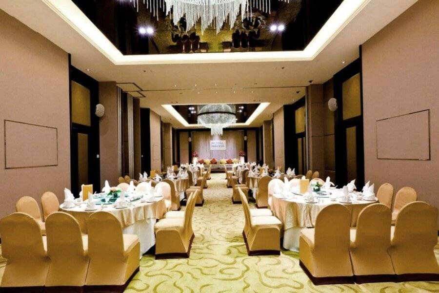 Royal Princess Larn Luang - SHA Extra Plus restaurant,conference room,meeting room