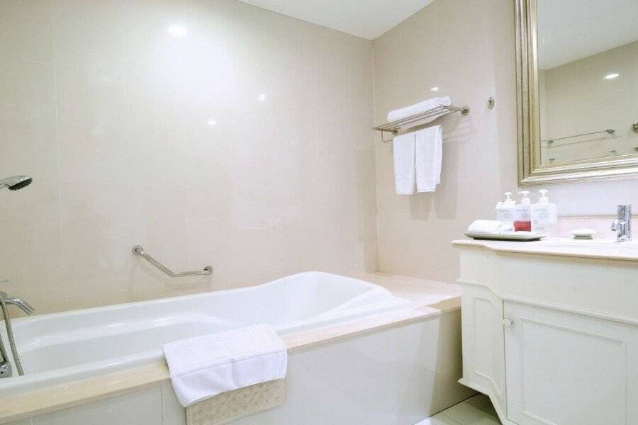 Centre Point Silom bathtub