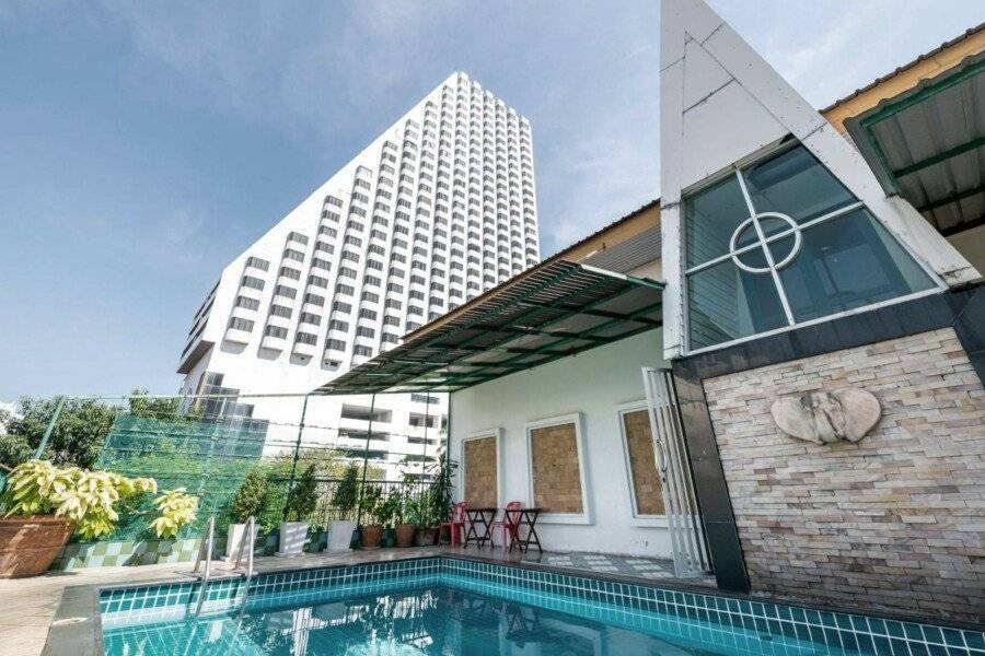 Royal Ivory Sukhumvit Nana facade,outdoor pool