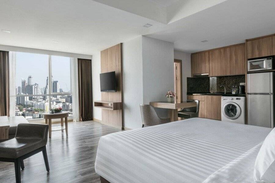 Adelphi Grande Sukhumvit hotel bedroom,kitchen,ocean view