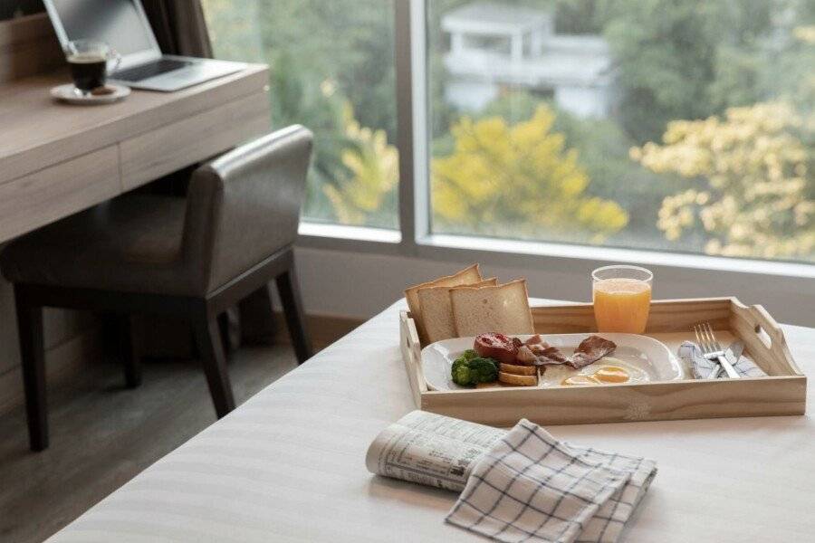 Adelphi Grande Sukhumvit hotel bedroom,breakfast