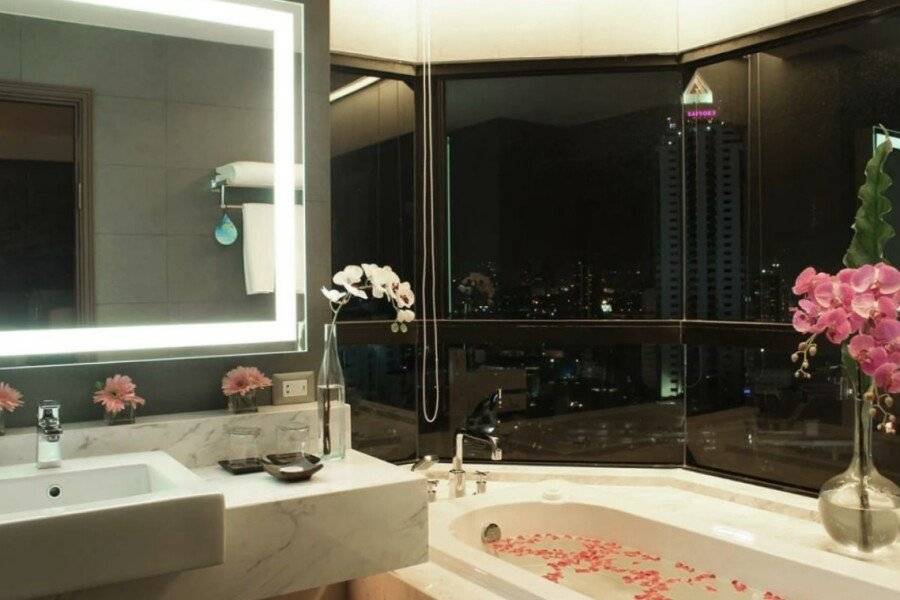 Grand Diamond Suites Hotel bathtub