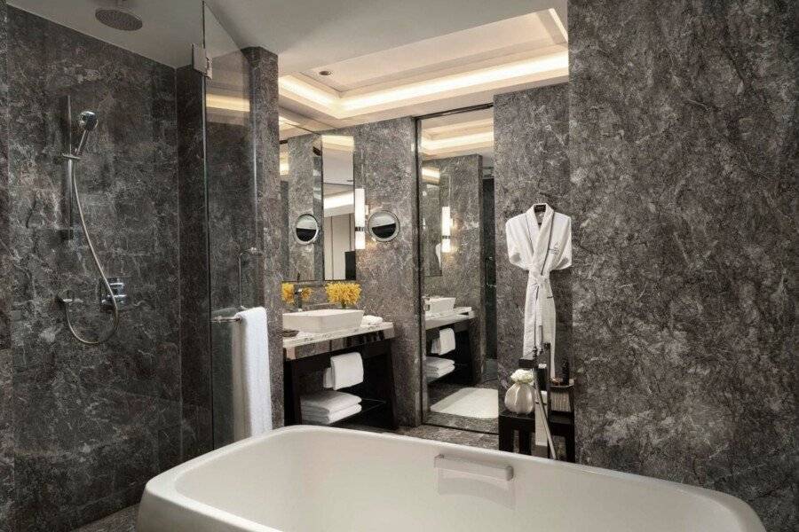 Siam Kempinski Hotel bathtub