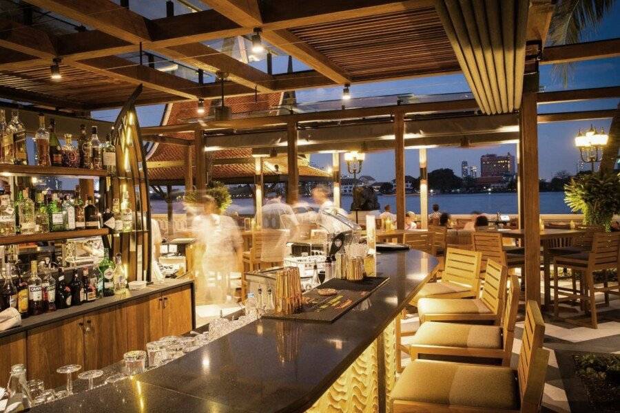 Anantara Riverside Resort bar