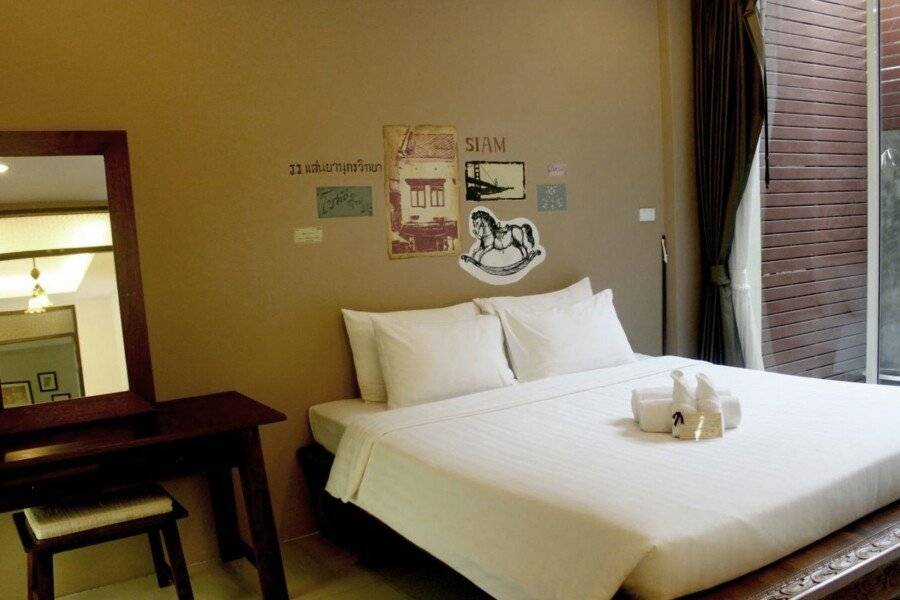 Feung Nakorn Balcony Rooms and Cafe hotel bedroom