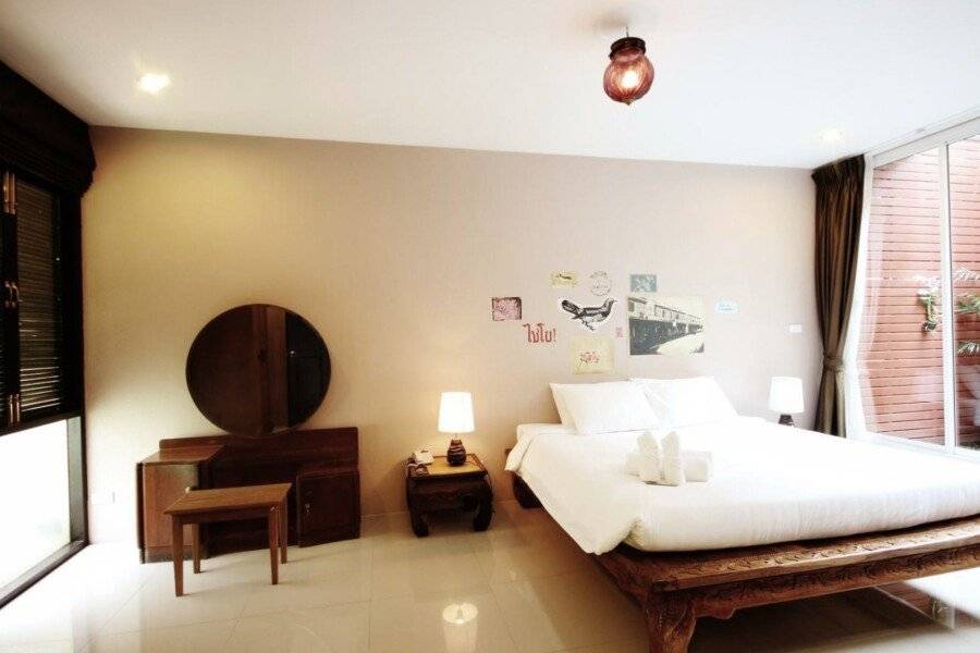 Feung Nakorn Balcony Rooms and Cafe hotel bedroom