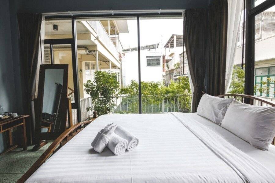 Feung Nakorn Balcony Rooms and Cafe hotel bedroom