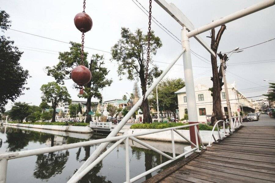 Feung Nakorn Balcony Rooms and Cafe 